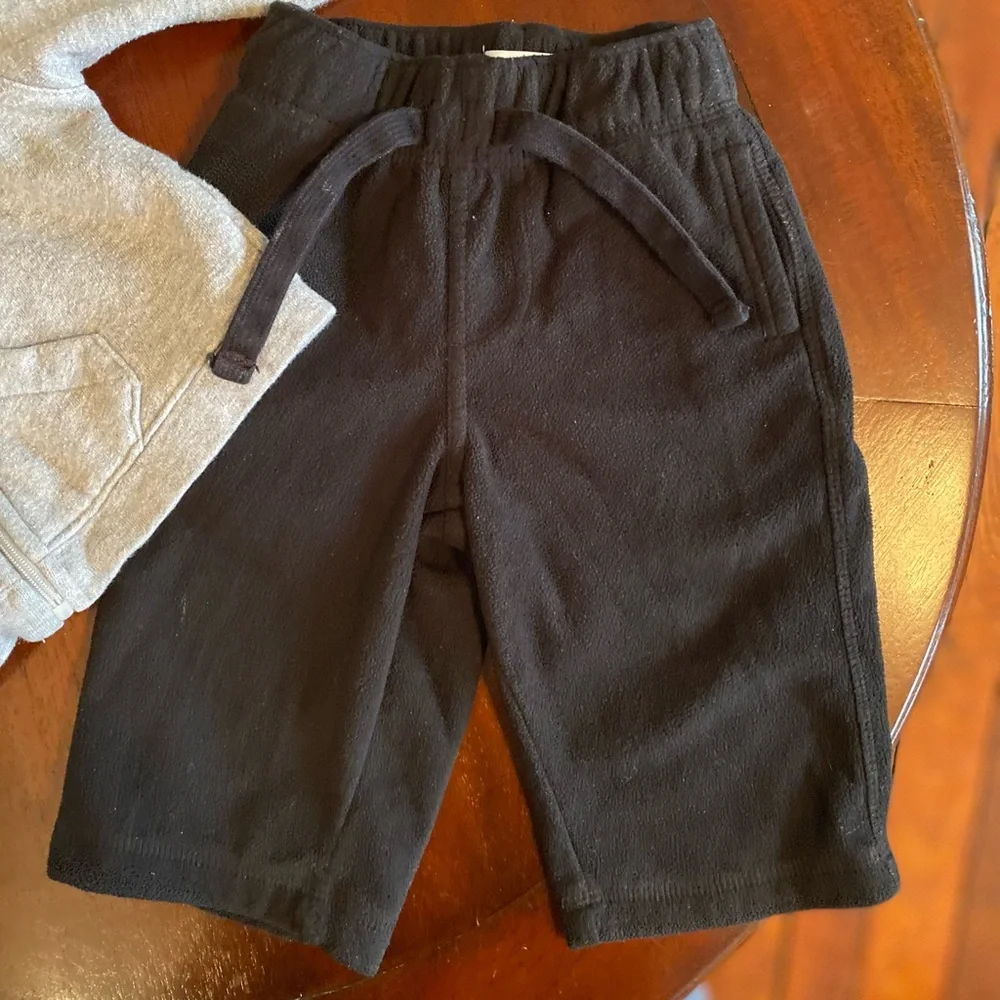 🧩3/$20 Old Navy Grey Zip Up Hoodie Black Fleece Pants Size 6-12 Months